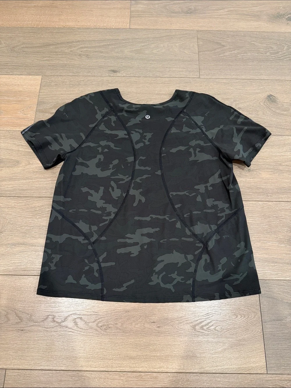 LULULEMON Incognito Camo Multi Gator Green Outrun The Heat Short Sleeve Size 10